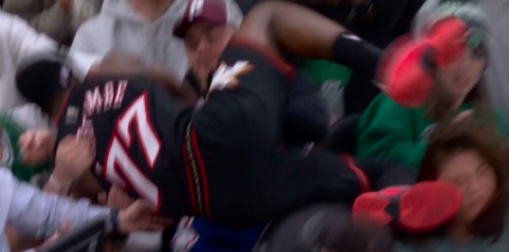 国际足联-埃奇库姆救球不小心踢到女球迷 后者直接挂彩 VJ赶紧来抱抱安慰下