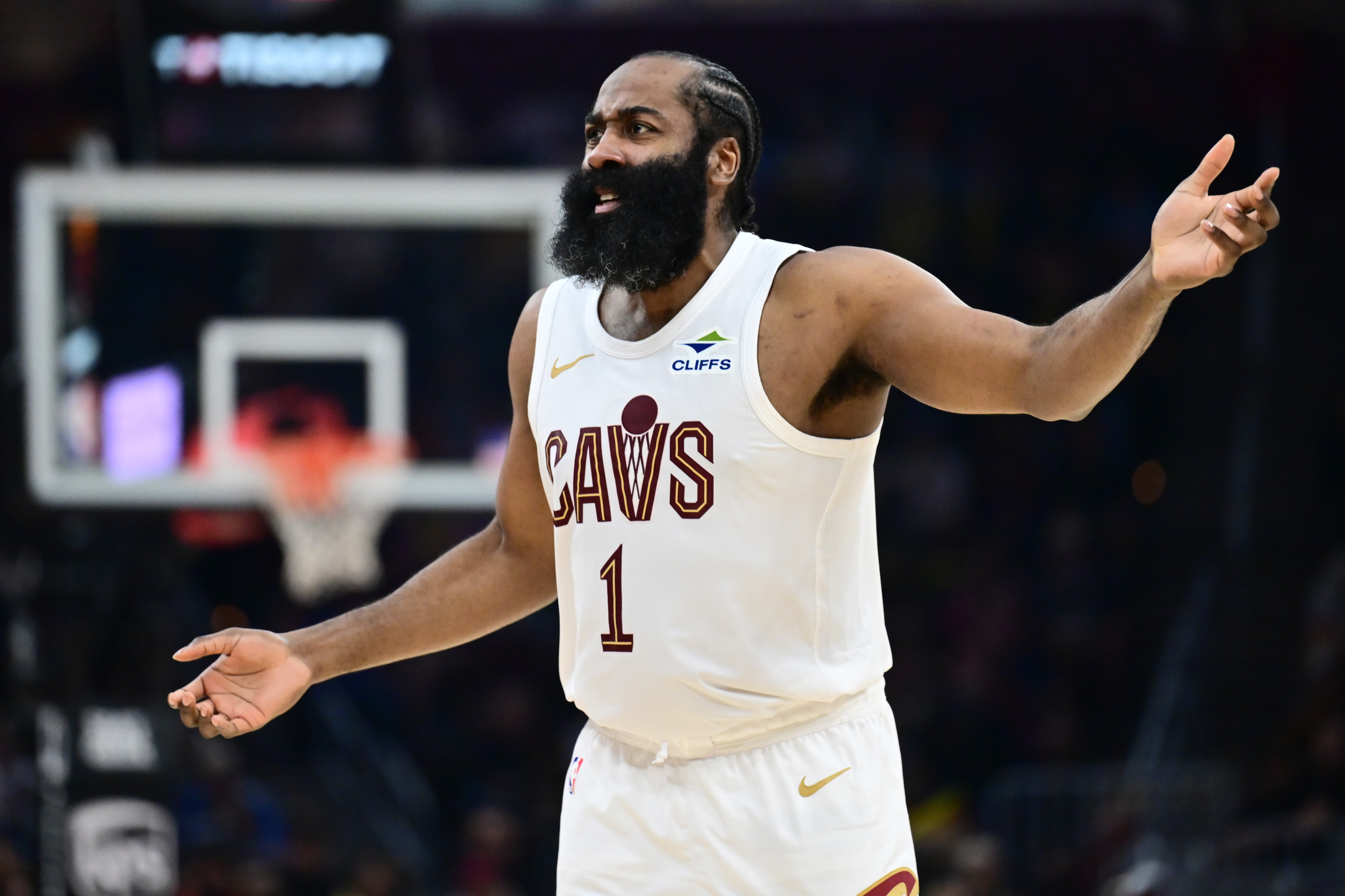 哈登：我们的进攻能和任何球队匹敌 但能否赢球还是得看防守