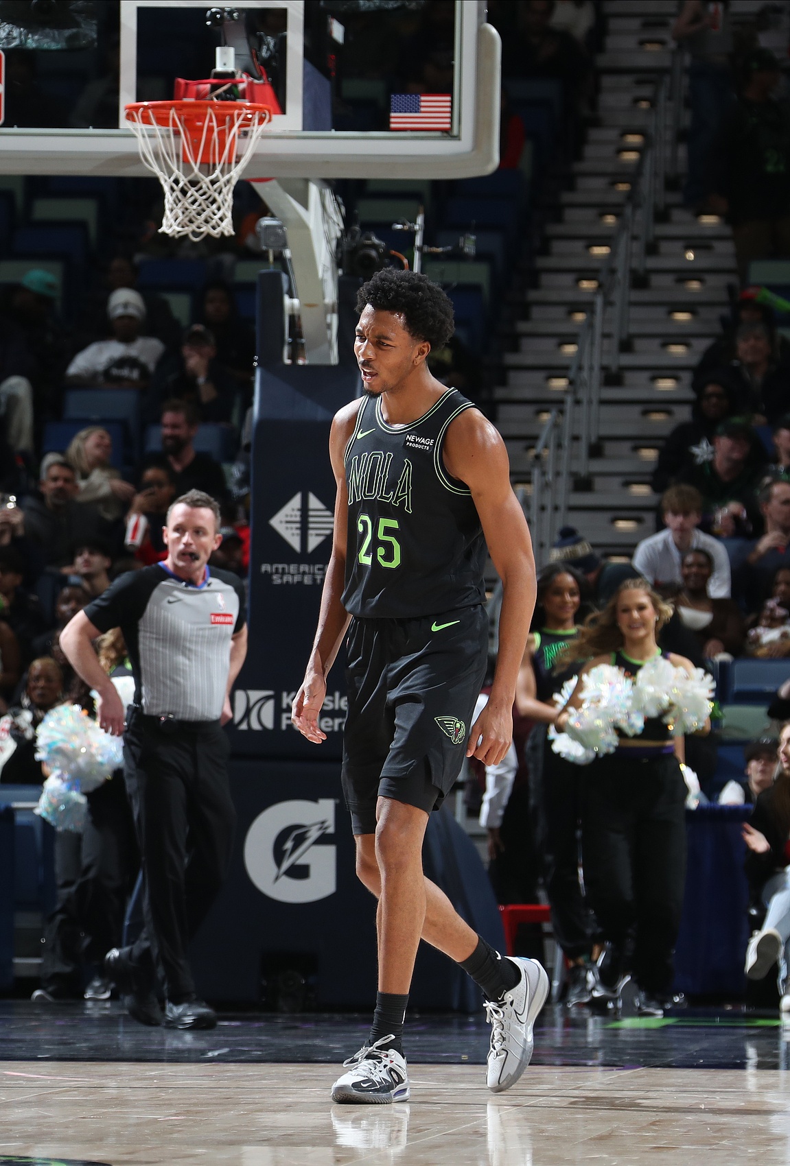 赛事新闻-太稳了！墨菲12中8&amp;5记三分拿下28分7板3助3断 首节独得14分